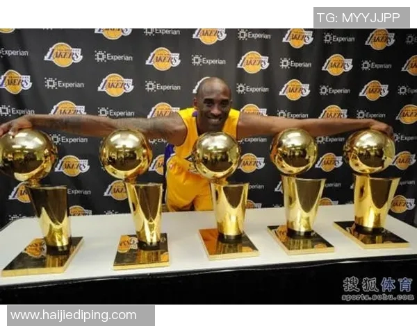 以NBA总冠军奖杯为象征，探讨篮球历史中的荣耀与传奇时刻